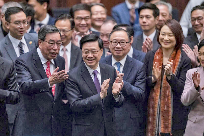 中美兩國領導人面對鏡頭友好地微笑握手。