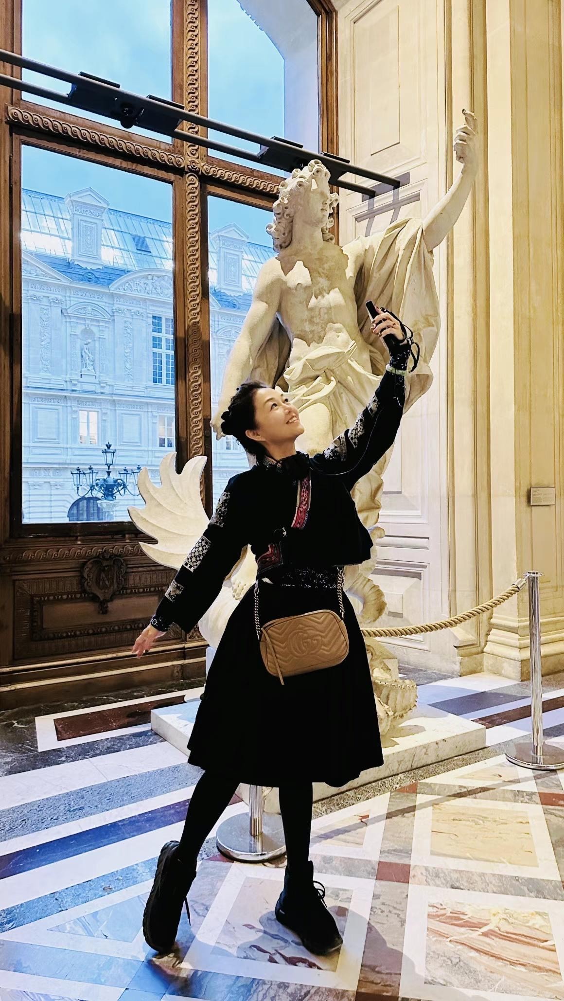 ▲盧浮宮裡收藏的雕塑，這應該是世界上最早的自拍吧		width=